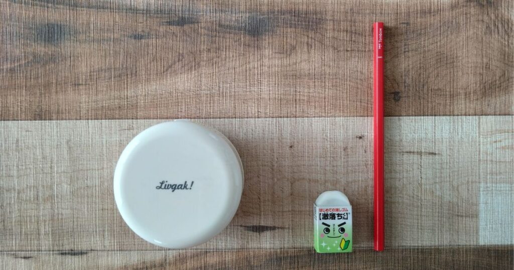 消しカスクリーナーと文房具の大きさ比較画像