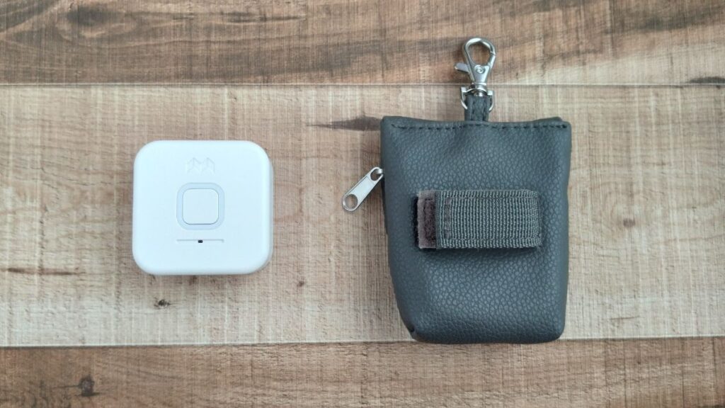 みてねみまもりGPSMT05本体と非公式ケース裏面の画像