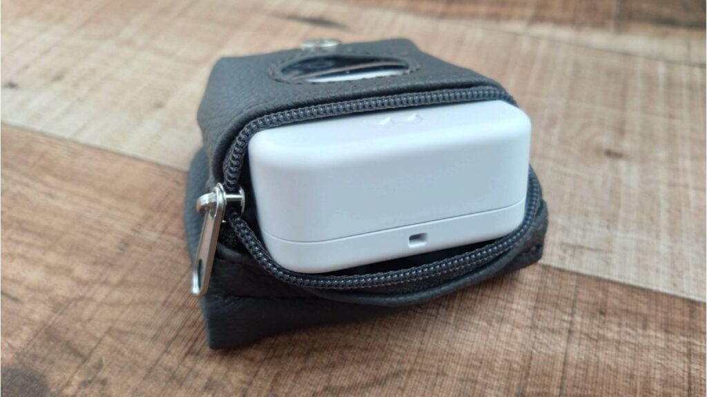 みてねみまもりGPSMT05本体が非公式ケースのジップ部分からはみ出している状態の画像