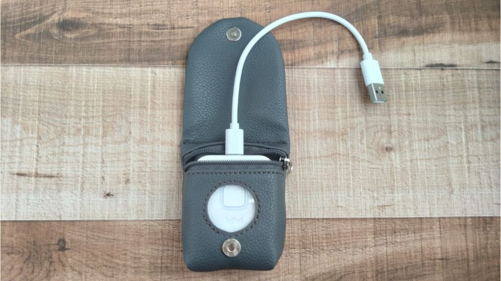 みてねみまもりGPSMT05本体を非公式ケースに入れた状態で充電ケーブルをさした画像