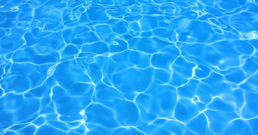 プールの水面画像